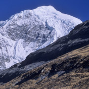 Népal - Nilgiri 7100m, la face sud et la voie du GMHM, le couloir à gauche puis l\