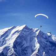 Npal, Nilgiri 7100m. Laurent Miston en parapente, en arrire plan l\